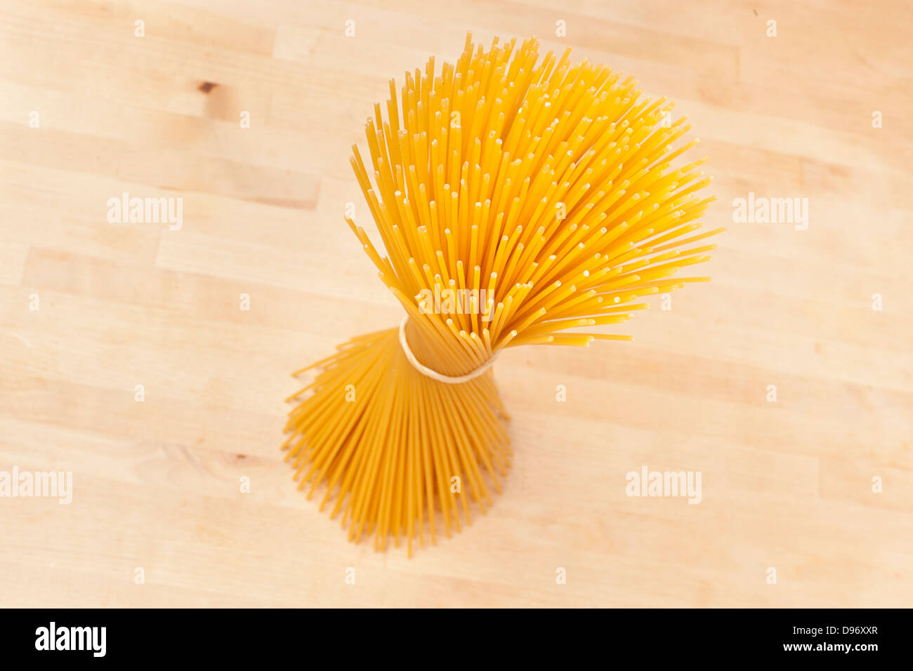Ein Bündel von trockenen Spaghetti Kochen bereit Stockfoto