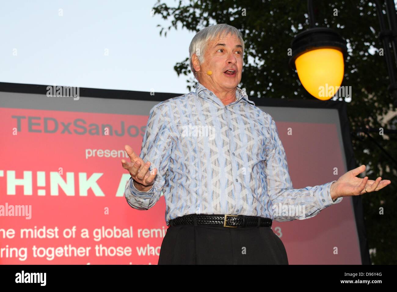 USA - San Jose, Kalifornien 12. Juni 2013, die TEDx-Vortragsreihe in San Jose, Kalifornien statt. Seth Shostak, Senior Astronom am SETI-Institut beschreibt die Suche nach außerirdischem Leben im Universum. 12. Juni 2013 Credit: Lisa Werner/Alamy Live-Nachrichten Stockfoto