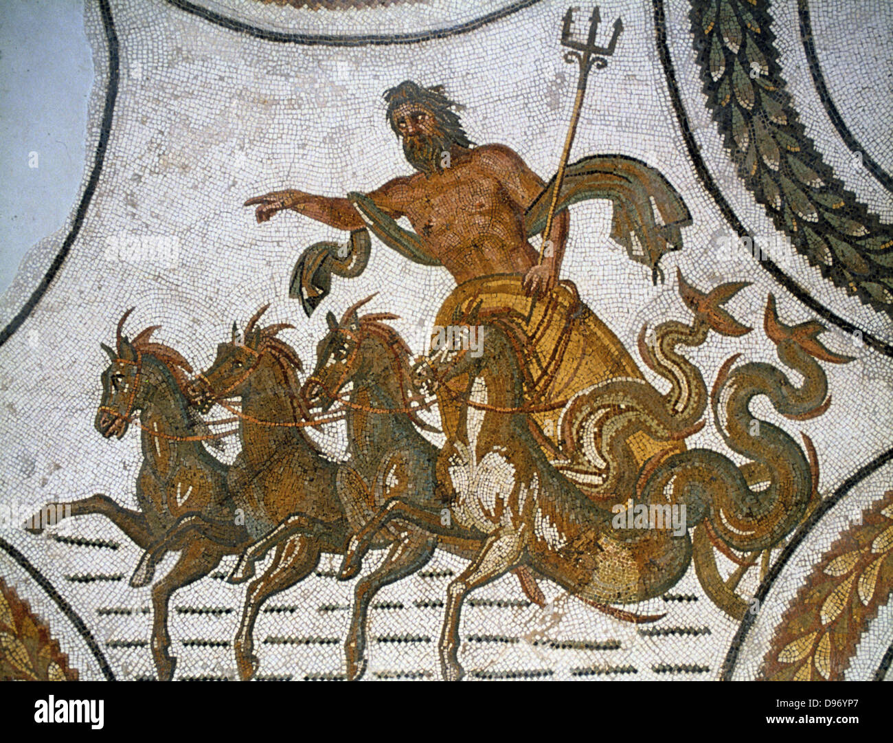 Triumph von Neptun. Neptun, dem Römischen Gott des Meeres (Griechisch: Poseidon) mit seinem Dreizack und Reiten in Wagen von Pferden mit Dolphin Schwanz gezogen. 2. Jahrhundert AD Mosaik von Sousse (Susah). Bardo-museum Tunis. Stockfoto