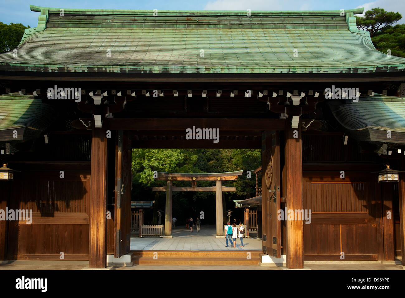 Seite Eingang der Meiji-Schrein, Tokyo, in goldenen Abendrot Stockfoto