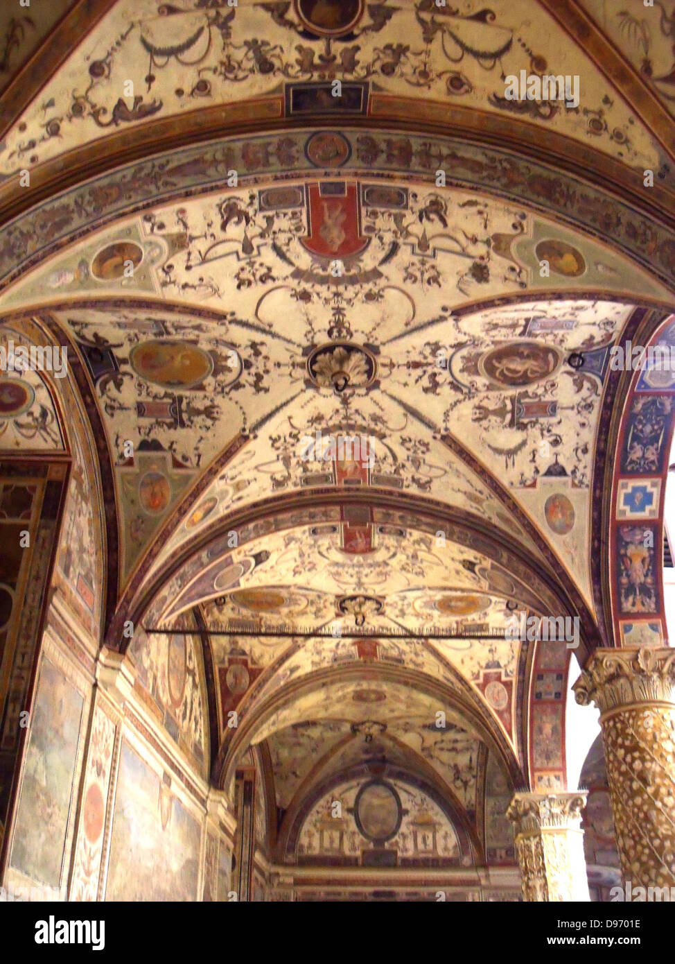 Der Palazzo Vecchio, Florenz, Italien. Diese massive, Romanische. Der erste Hof wurde im Jahre 1453 von Michelozzo entworfen. In den Stichkappen und rund um den Hof sind Wappen der Kirche und Stadt Gilden. In der Mitte, der Porphyr Brunnen wird von Battista del Tadda. Stockfoto