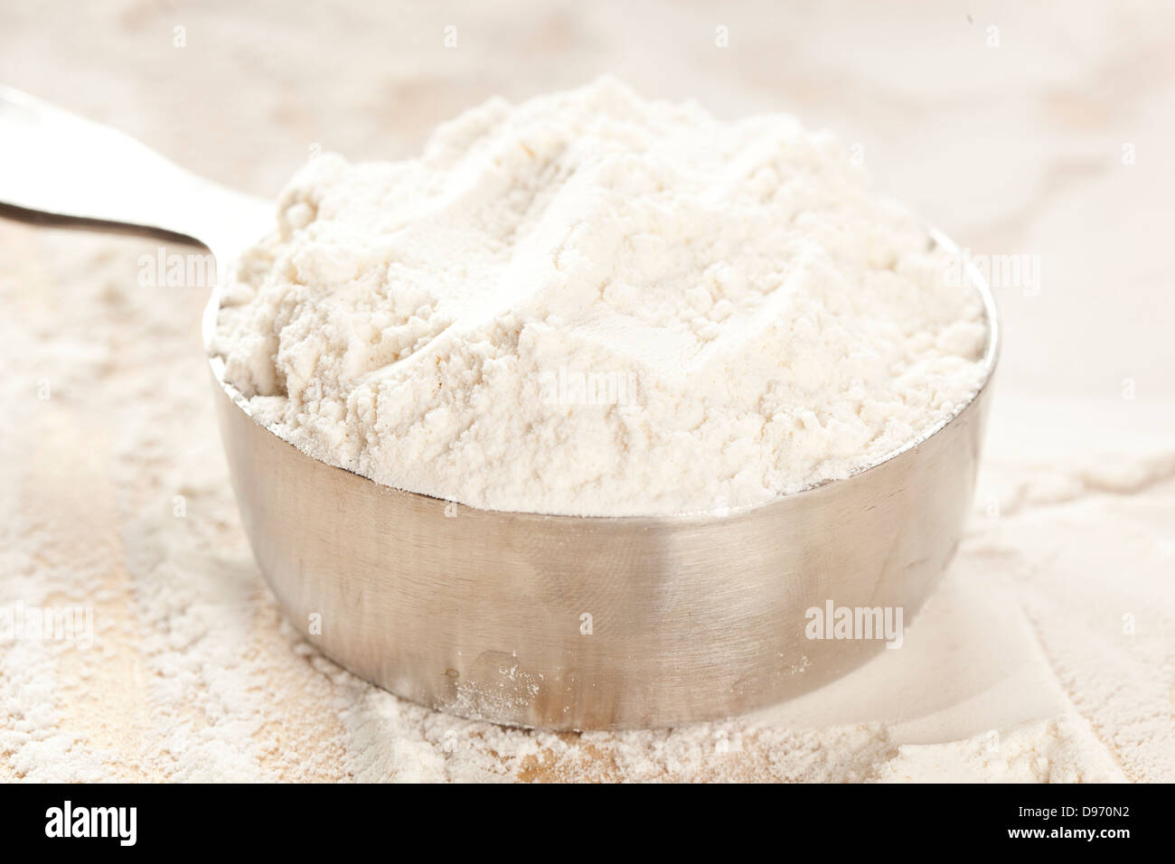 Weiße Vollkornmehl auf ein Schneidebrett Stockfoto