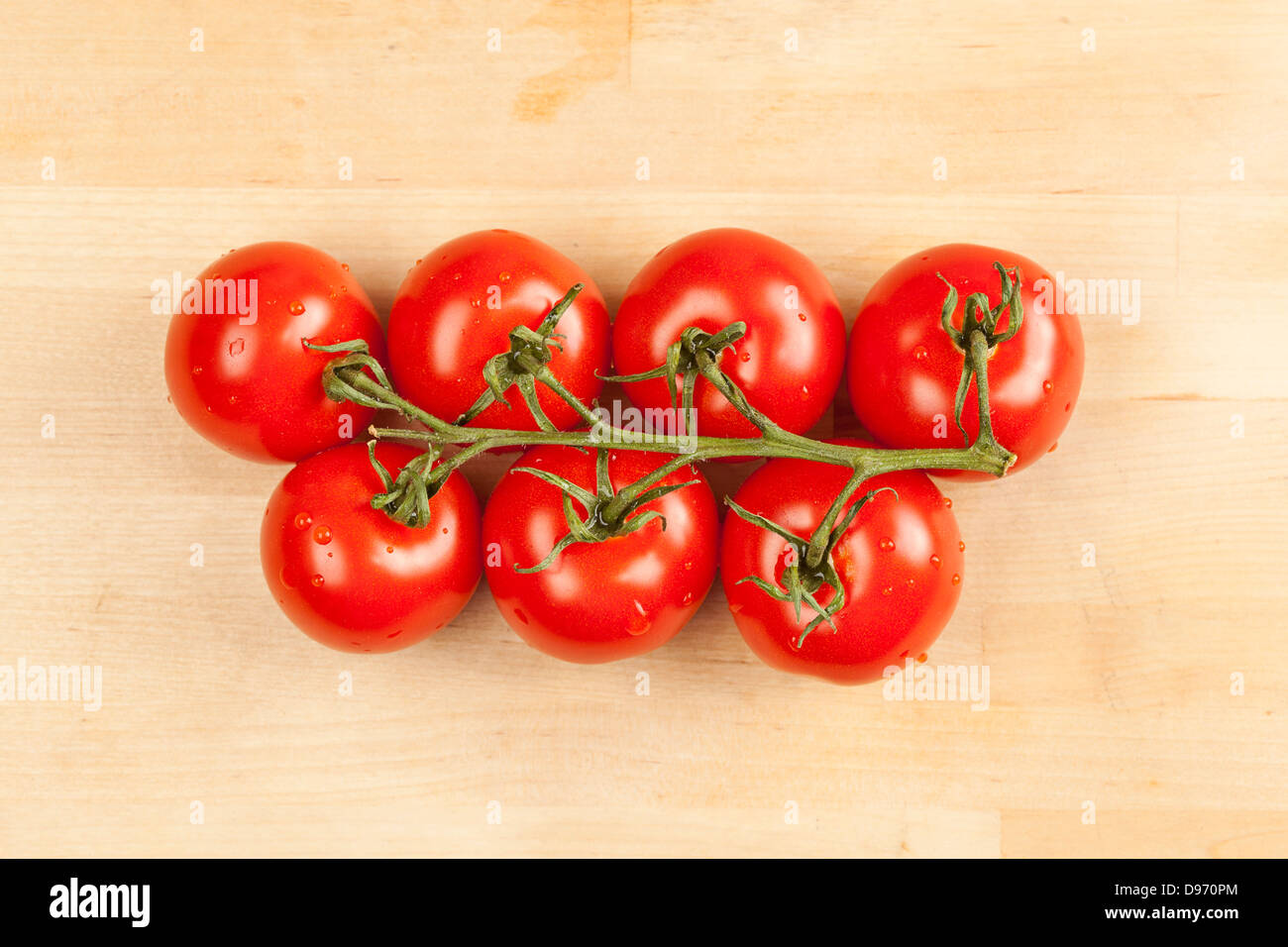 Frische Ogranic reife Tomate auf ein Schneidebrett wodden Stockfoto