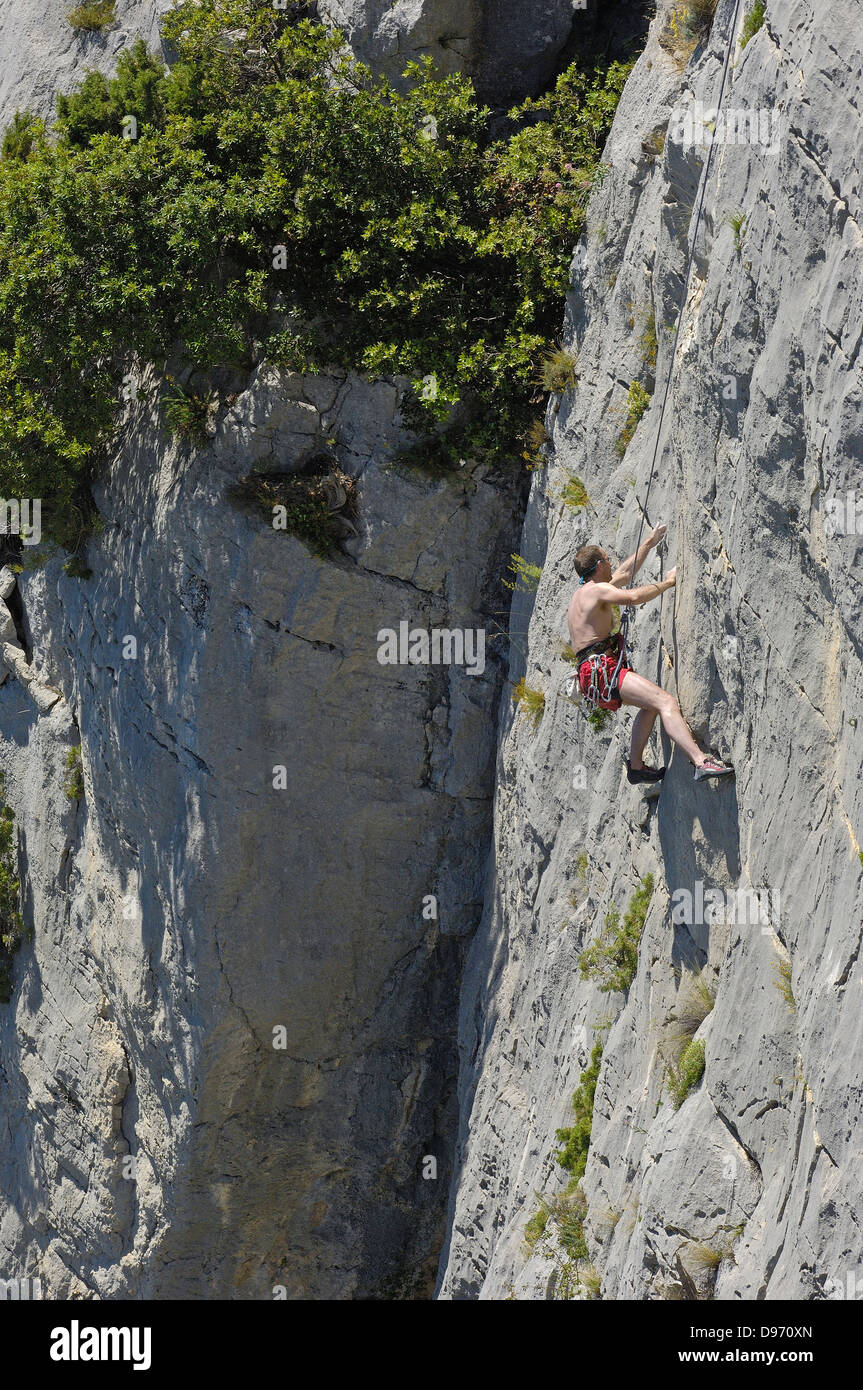 Klettern am Canyon des Flusses Verdon, regionalen Naturpark Verdon, Provence, Gorges du Verdon, Provence-Alpes-Cote-´, Azur Stockfoto