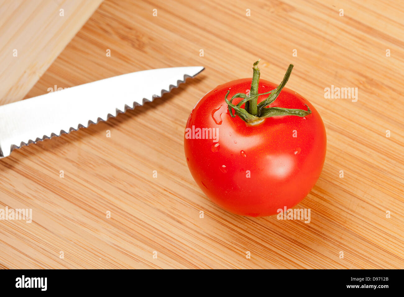 Frische Ogranic reife Tomaten mit einem Messer geschnitten Stockfoto