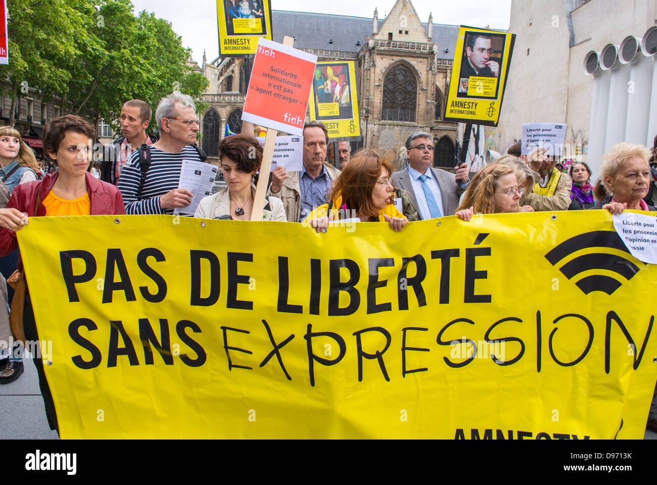 Paris, Frankreich, Gruppenaktivisten, die bei einer Demonstration gegen die politische Unterdrückung der russischen Regierung Zeichen halten, von Amnesty International, Stockfoto
