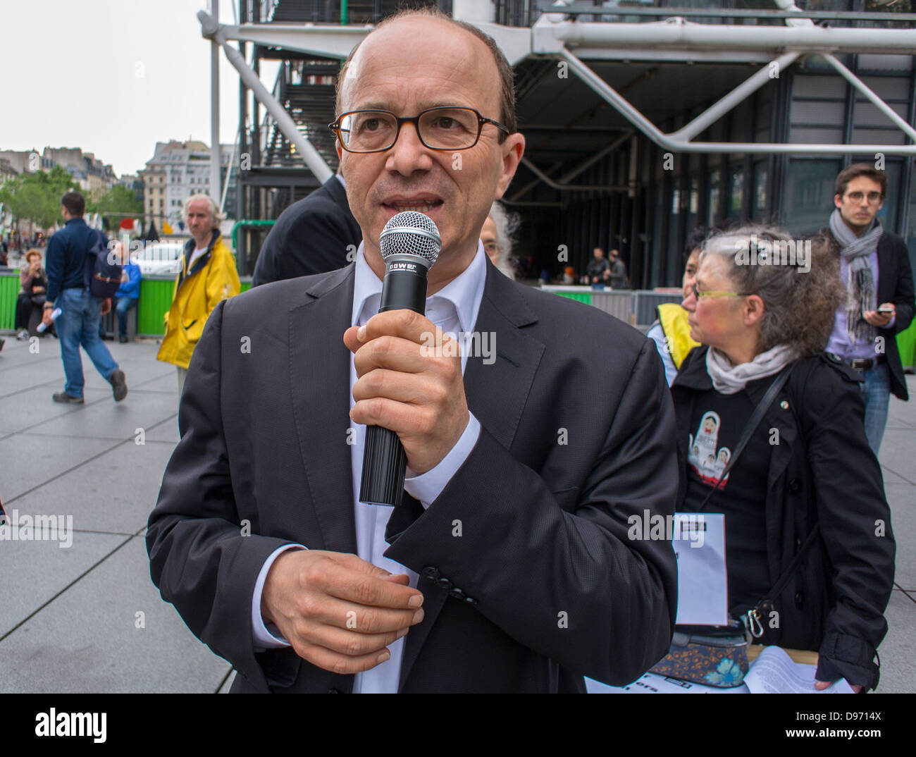 Paris, Frankreich, Französisch Green Party Politiker halten Rede bei der Demonstration gegen die politische Unterdrückung der russischen Regierung, von Amnesty International, Public Speaker, eine Ankündigung, Reden Politik Stockfoto