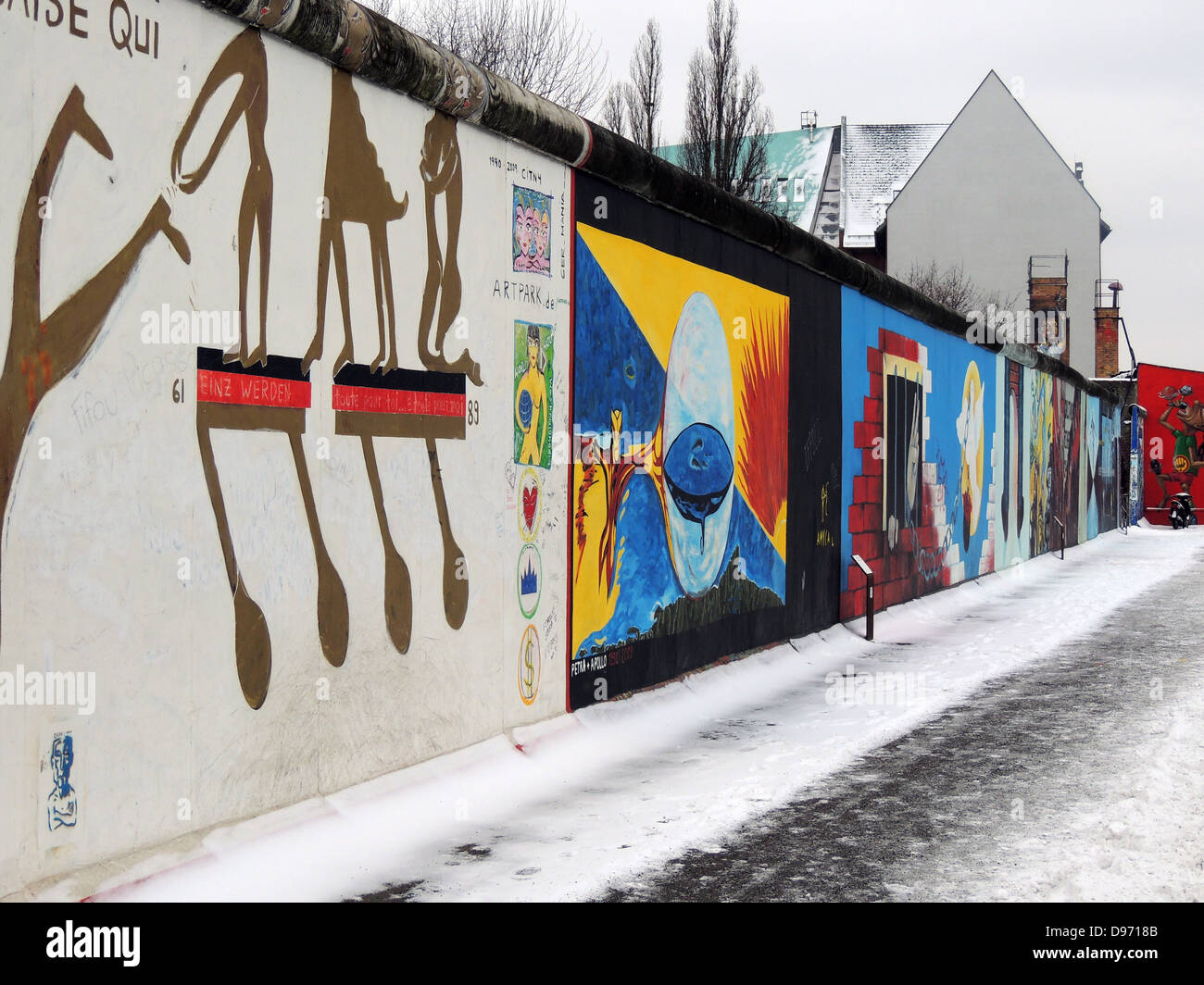 Die Berliner Mauer 1961-1989. Graffiti auf der verbleibende Teil der Wand. Die Barriere der DDR gebaut, dass völlig abgeschnitten (auf dem Land), West-Berlin aus der DDR und aus Ostberlin. Die Barriere inbegriffen Wachtürme entlang großer Betonwände, die umschrieben (später als "Tod" bekannt), Anti-Fahrzeug Gräben und sonstige Abwehr enthalten. Rund 5000 Menschen haben versucht, über die Mauer zu erhalten, mit einem blutzoll von über 600. Stockfoto