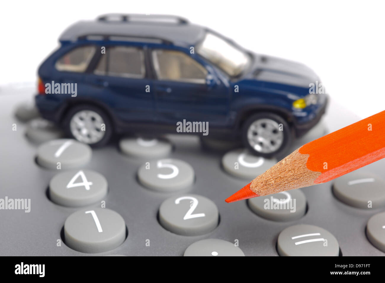 Modellauto auf Finanz-Taschenrechner mit roter Buntstift Stockfoto