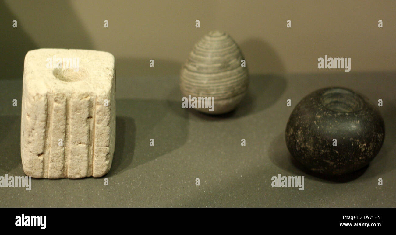 Tools es gibt viele Hinweise auf handwerkliche Tätigkeiten 3-1. Jahrtausend v. Chr. Wetzsteine und Wetzsteine und Anhänger Stein Anhänger. Stockfoto