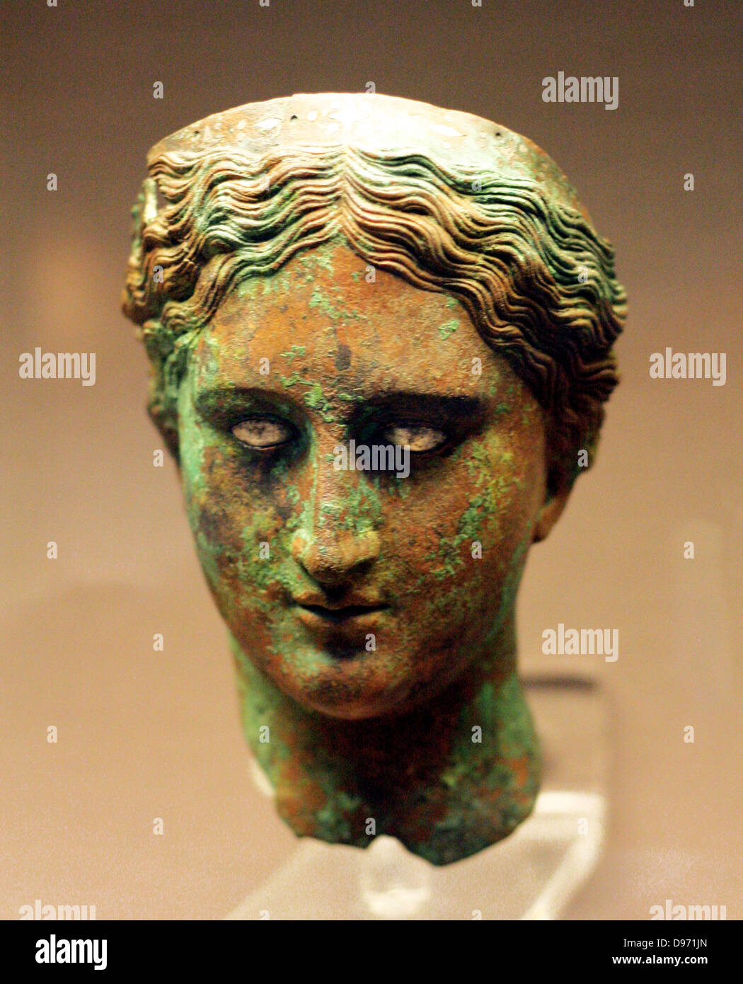 Bronze Kopf einer Frau oder eine Göttin 150-100 v. Chr. aus Mersin, Kilikien. Sie trägt ein Diadem mit silber Dekoration und die Augen behalten ihre Silber Inlay. Stockfoto