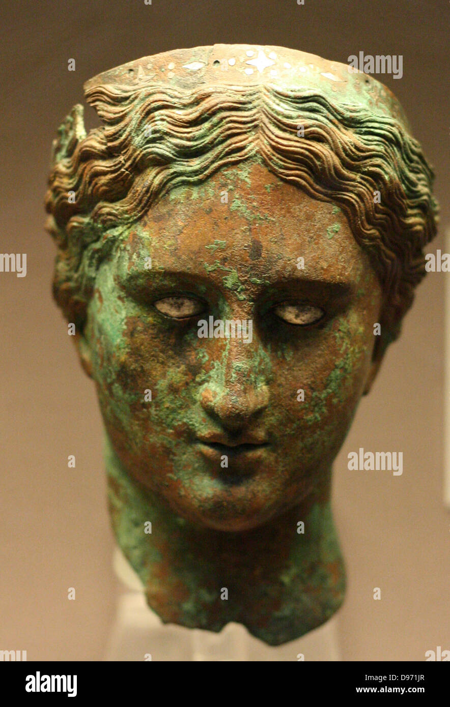 Bronze Kopf einer Frau oder eine Göttin 150-100 v. Chr. aus Mersin, Kilikien. Sie trägt ein Diadem mit silber Dekoration und die Augen behalten ihre Silber Inlay. Stockfoto