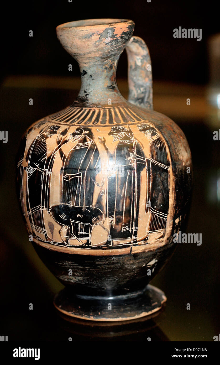 Schwarz-gemustert Lakythos (Öl oder Parfüm Flasche): eine Gruppe von Männern, zwei mit Speeren, und Reh gemacht in Athen etwa 540-520 von Athen. Stockfoto