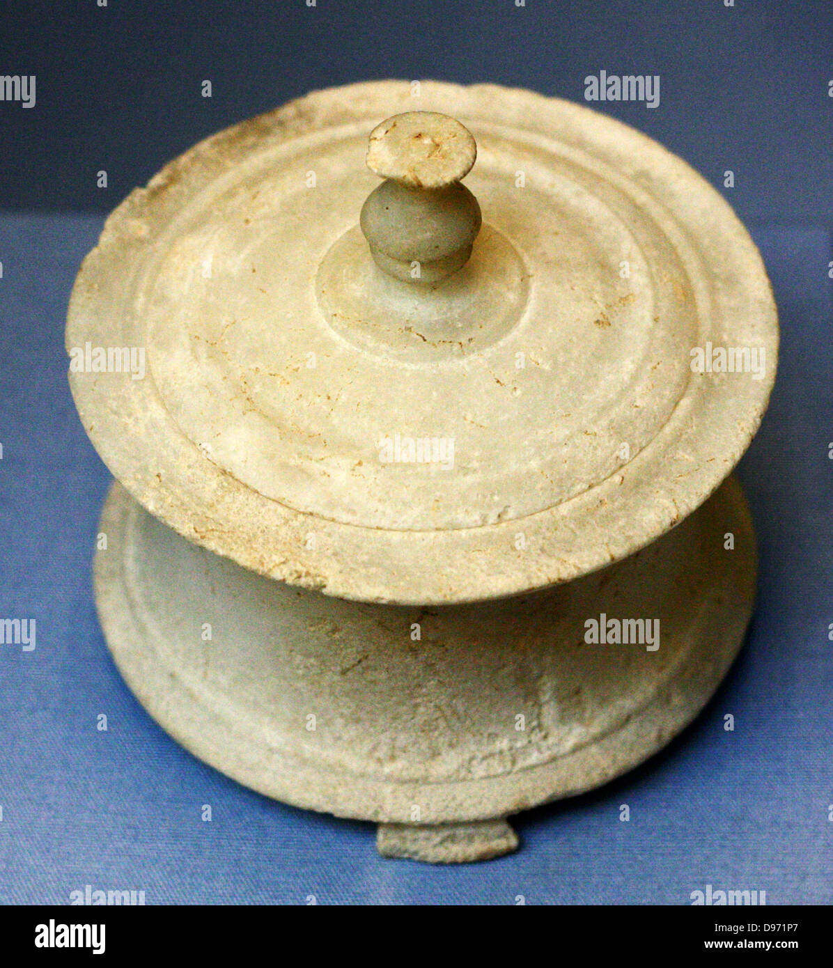 Marmor Kopf von einer Statue einer jungen Frau oder Göttin About 325-275 BC. Das Haar der Frau ist mit Breite Material würde um ihren Kopf gesichert und dann in einem Knoten gebunden. Stockfoto