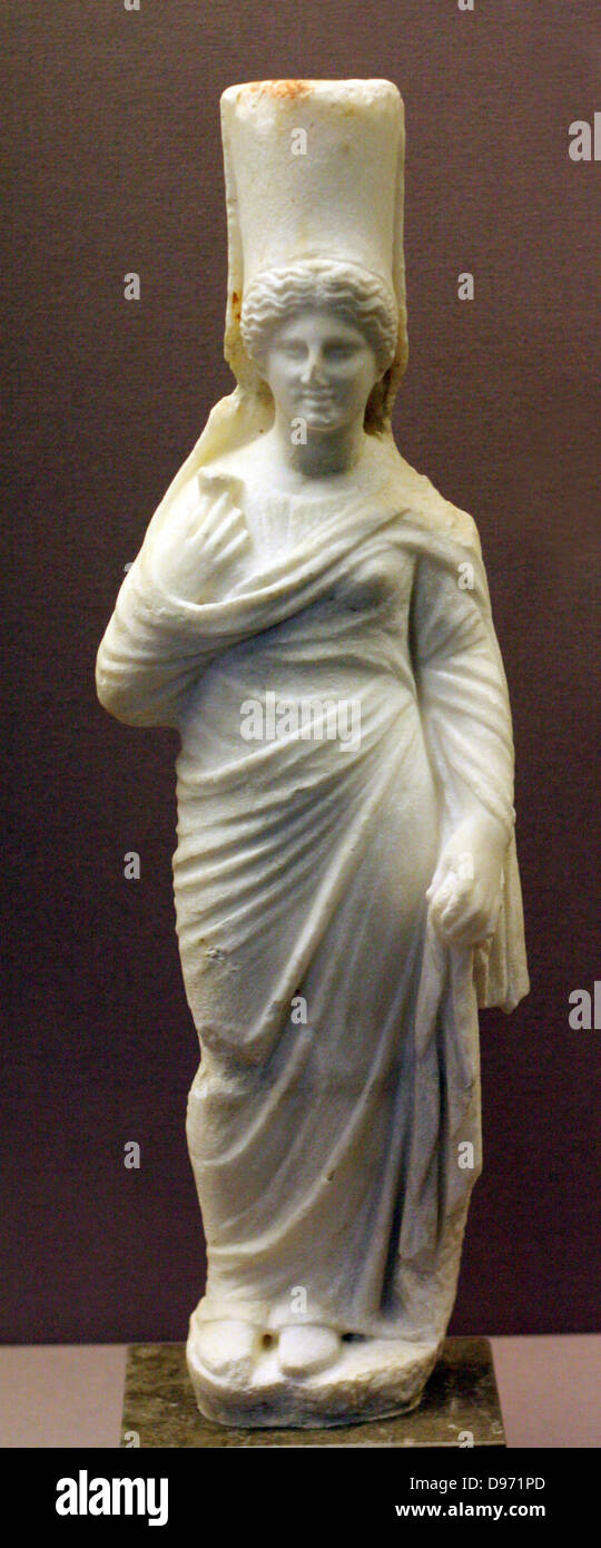 Marmor Kopf von einer Statue einer jungen Frau oder Göttin About 325-275 BC. Das Haar der Frau ist mit Breite Material würde um ihren Kopf gesichert und dann in einem Knoten gebunden. Stockfoto