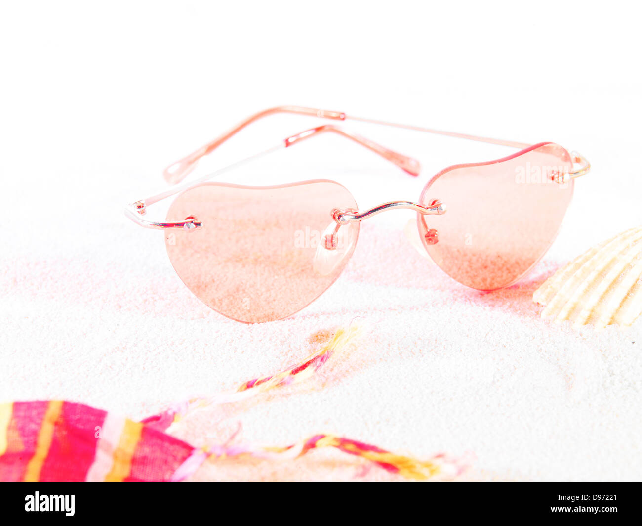 Herz-Form-Sonnenbrille auf Sand, Nahaufnahme Stockfoto