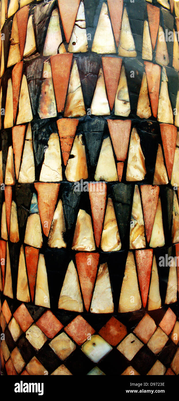 Mosaik Spalte. Dieses restaurierte Feld der Spalte repräsentiert etwa die Hälfte seiner ursprünglichen Höhe. Zwei ähnliche mosaic Säulen wurden in Tell al-Ubaid gefunden und auf einer der beiden Seiten des Eingang des Ninhursag Tempel gestanden haben. Stockfoto