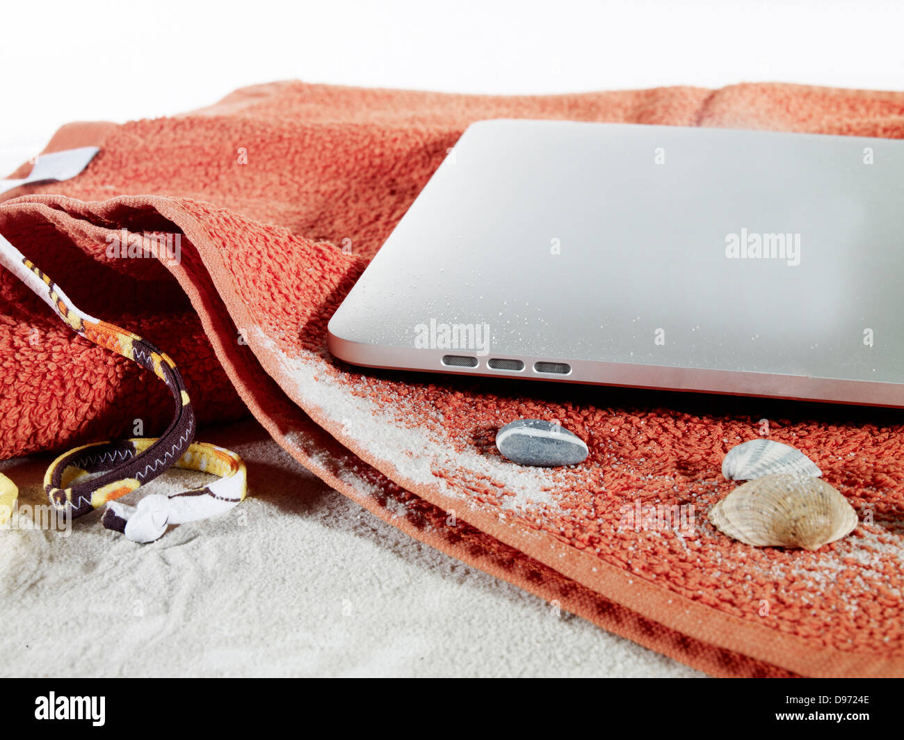 Digital-Tablette auf Strand-Handtuch-Symbol für den Sommerurlaub Stockfoto