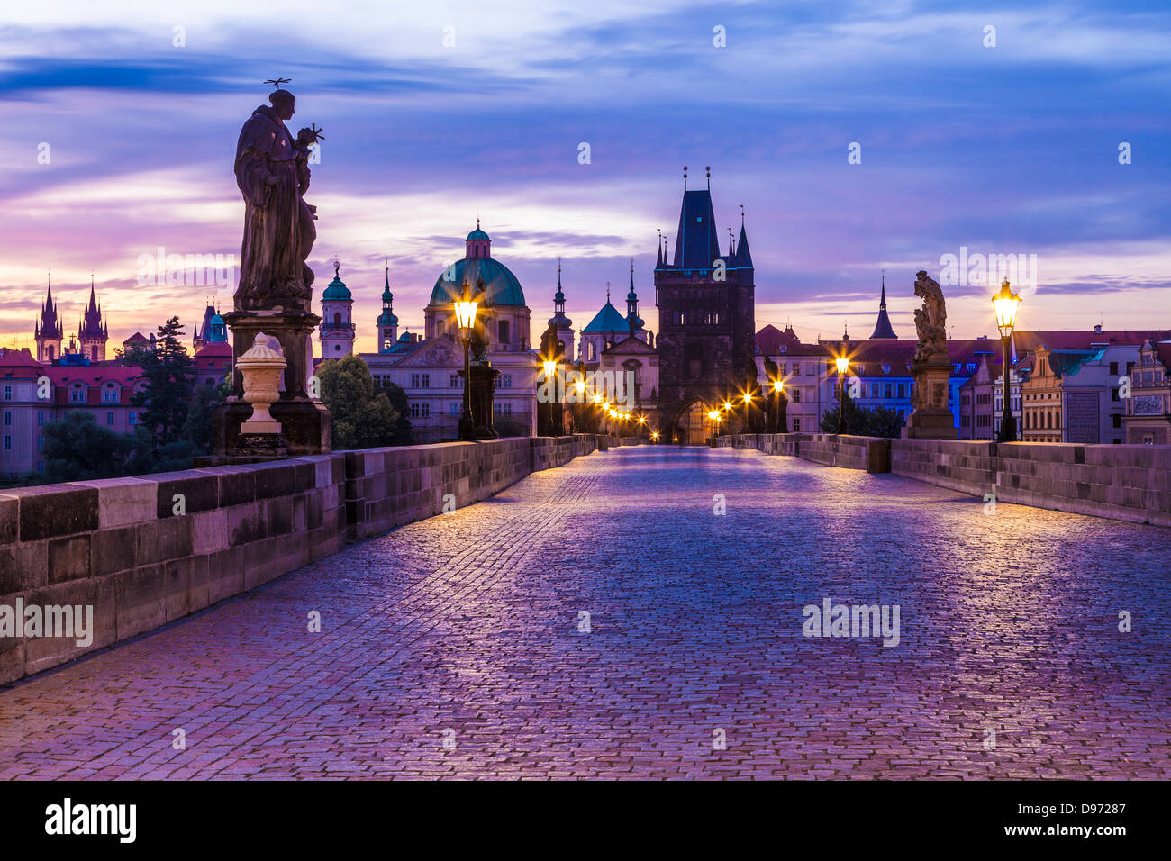 Charles Brücke, Karluv Most in Prag in der Morgendämmerung. Stockfoto