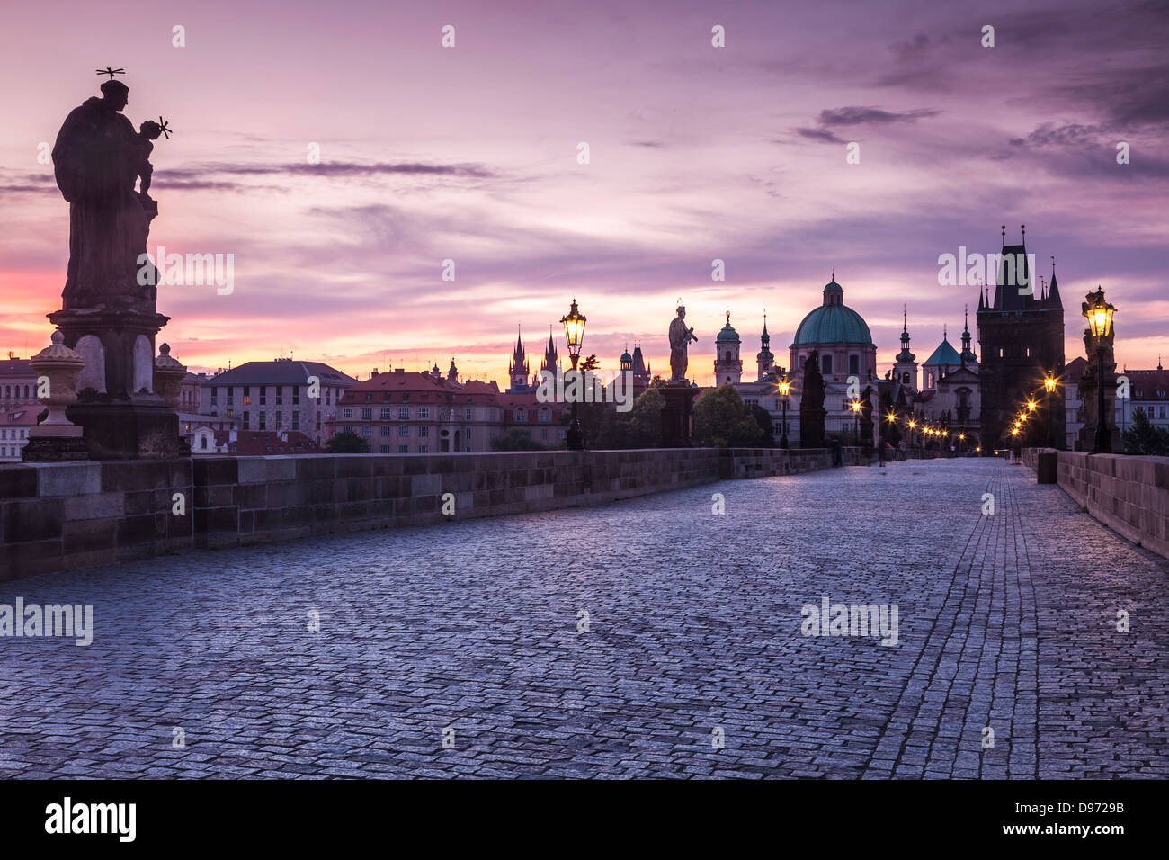 Charles Brücke, Karluv Most in Prag in der Morgendämmerung Stockfoto