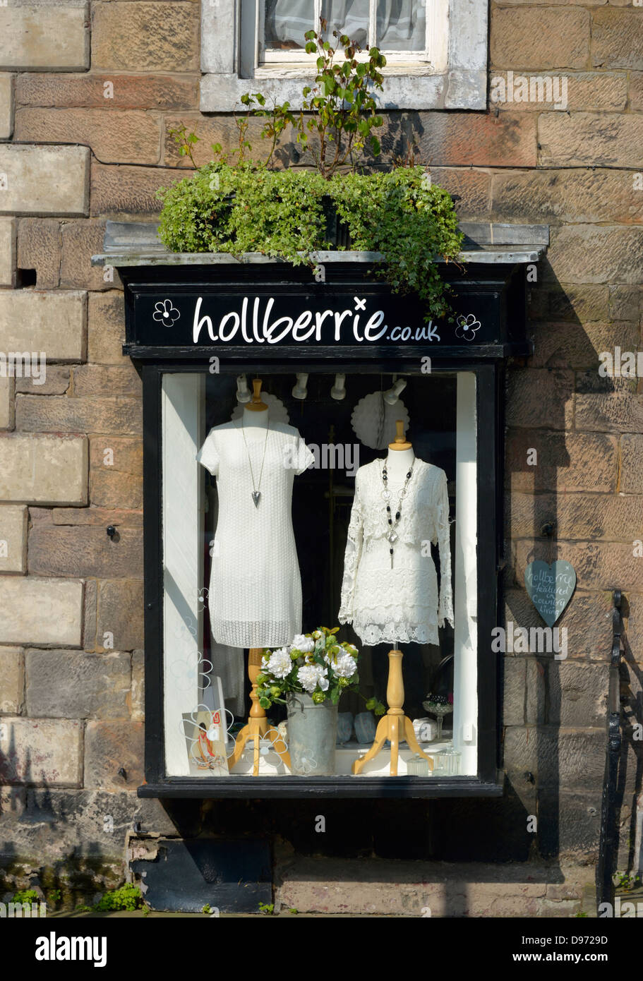 "Hollberrie", Kleid Schaufenster. Boroughgate, Appleby-in Westmorland, Cumbria, England, Vereinigtes Königreich, Europa. Stockfoto
