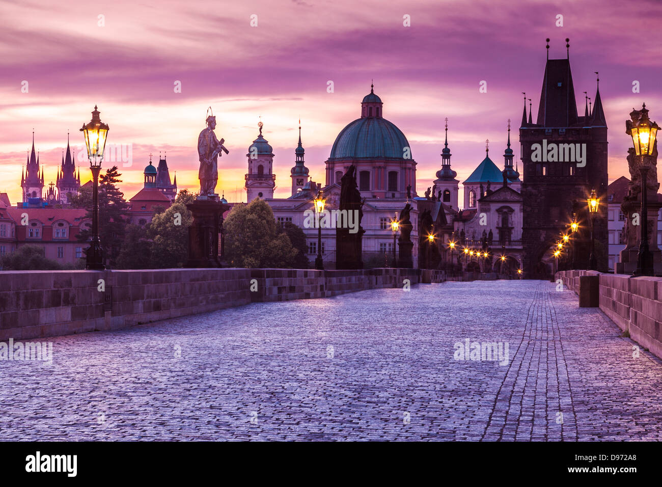 Charles Brücke, Karluv Most in Prag in der Morgendämmerung Stockfoto