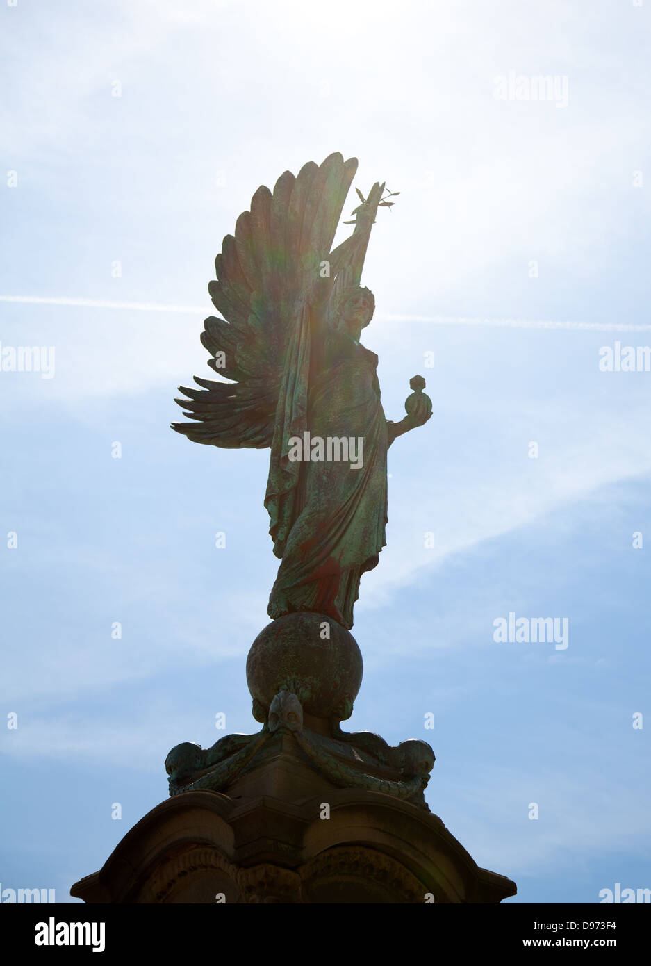 Kreativ gegen die Sonne des Friedens Skulptur - Winged Angel Denkmal des großen Krieges geschossen / Erster Weltkrieg auf Brighton Meer Stockfoto