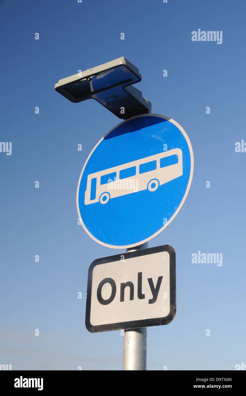 'Busse nur' Schild an einer Kreuzung auf die A50 Trunk Road in Glenfield, Leicestershire, England Stockfoto