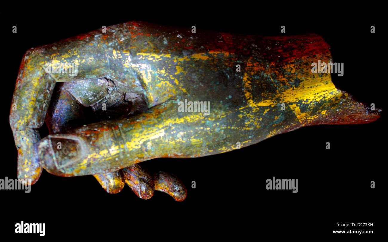 Vergoldeter bronze Arm von einer Statue. Roman, 2. oder 3. nachchristlichen Jahrhundert gefunden in einem Römischen gut an Clairmarais in der Nähe von Reims, Frankreich, im Jahr 1876. Kleine Rechtecke aus Blattgold wurden geklebt und wurde durch Brünieren gesichert. An mehreren Stellen der Überschneidung der Blätter sichtbar ist. Stockfoto