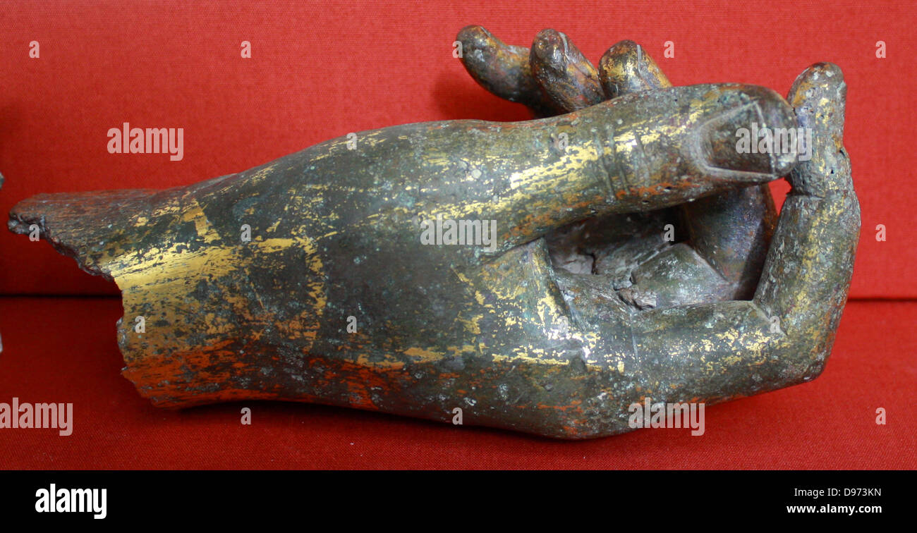 Vergoldeter bronze Arm von einer Statue. Roman, 2. oder 3. nachchristlichen Jahrhundert gefunden in einem Römischen gut an Clairmarais in der Nähe von Reims, Frankreich, im Jahr 1876. Kleine Rechtecke aus Blattgold wurden geklebt und wurde durch Brünieren gesichert. An mehreren Stellen der Überschneidung der Blätter sichtbar ist. Stockfoto