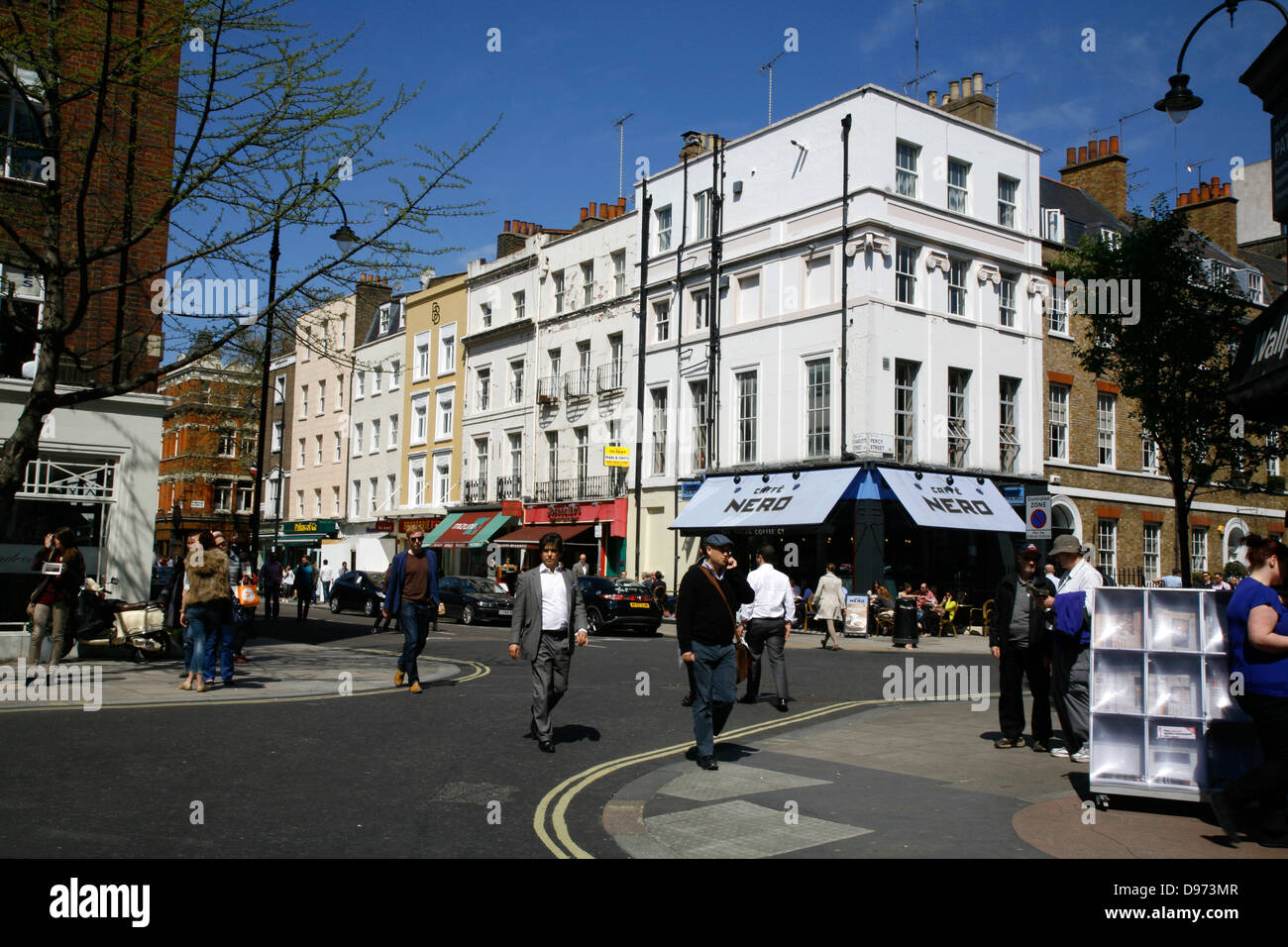 Auf der Suche von Rathbone Place in Richtung Charlotte Street, Fitzrovia, London, UK Stockfoto