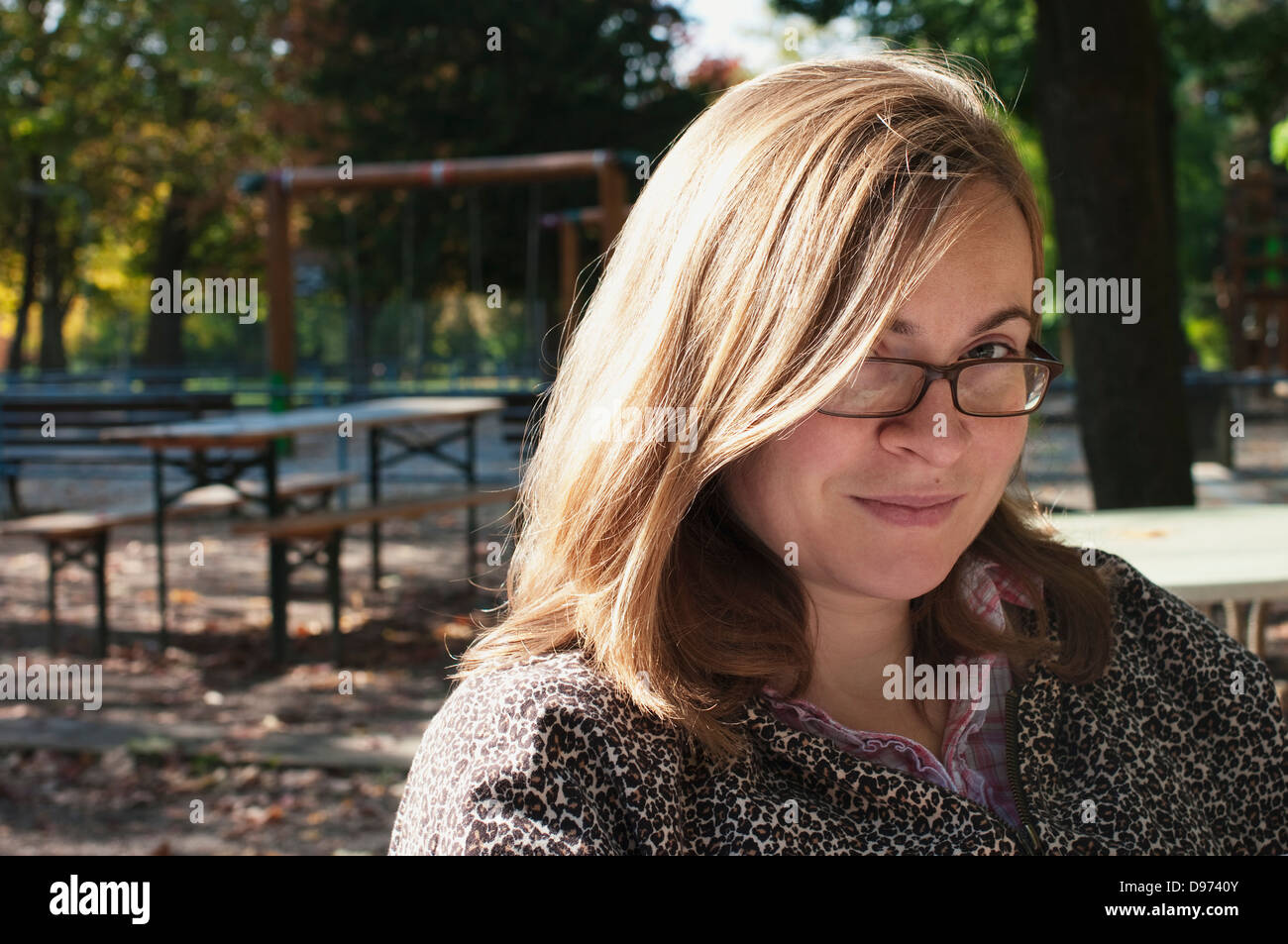 Deutschland, Hessen, Frankfurt, Porträt Mitte erwachsenen Frau lächelnd in park Stockfoto