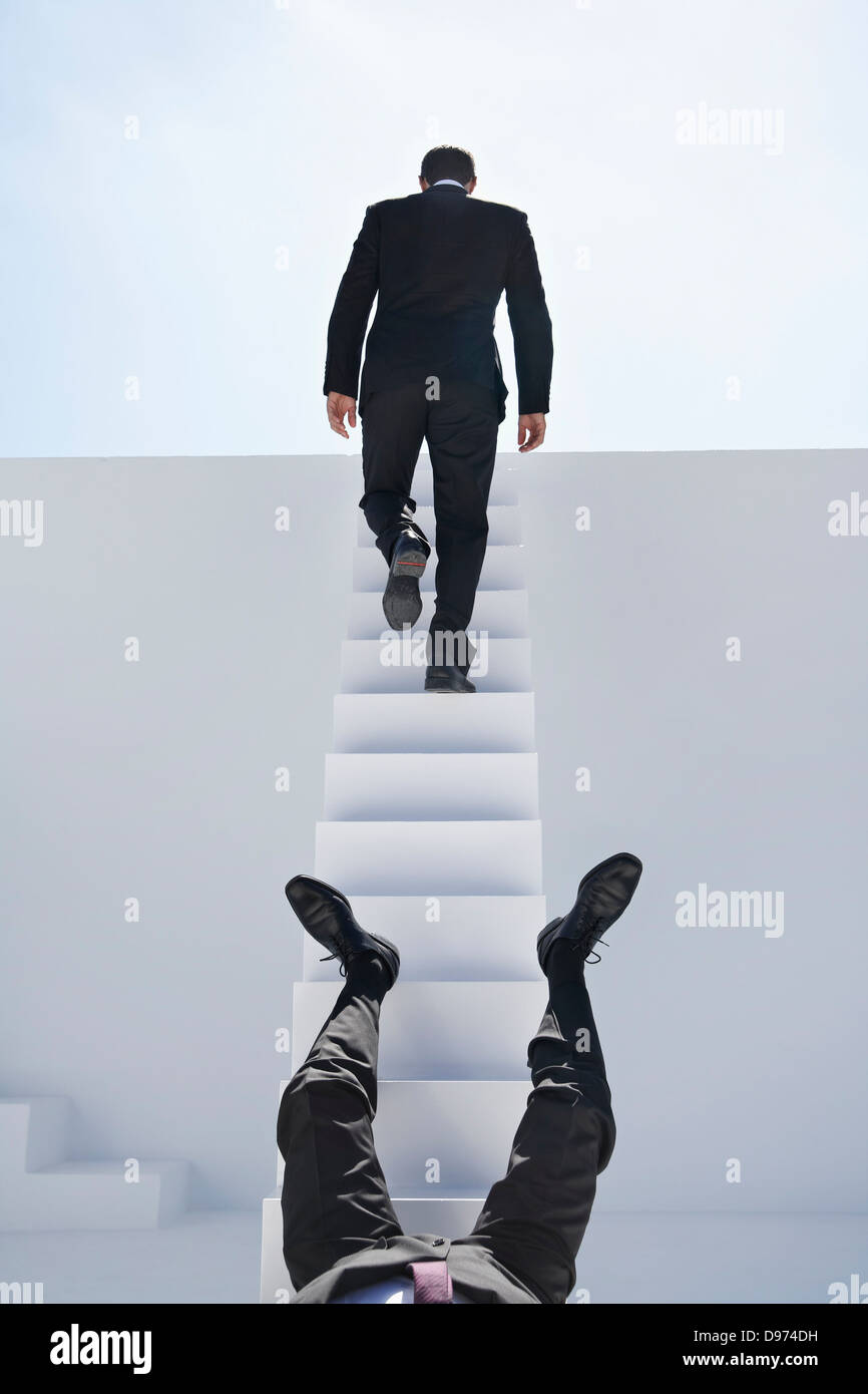 Unternehmer nach unten fallen und bewegen sich weiße Treppe Stockfoto