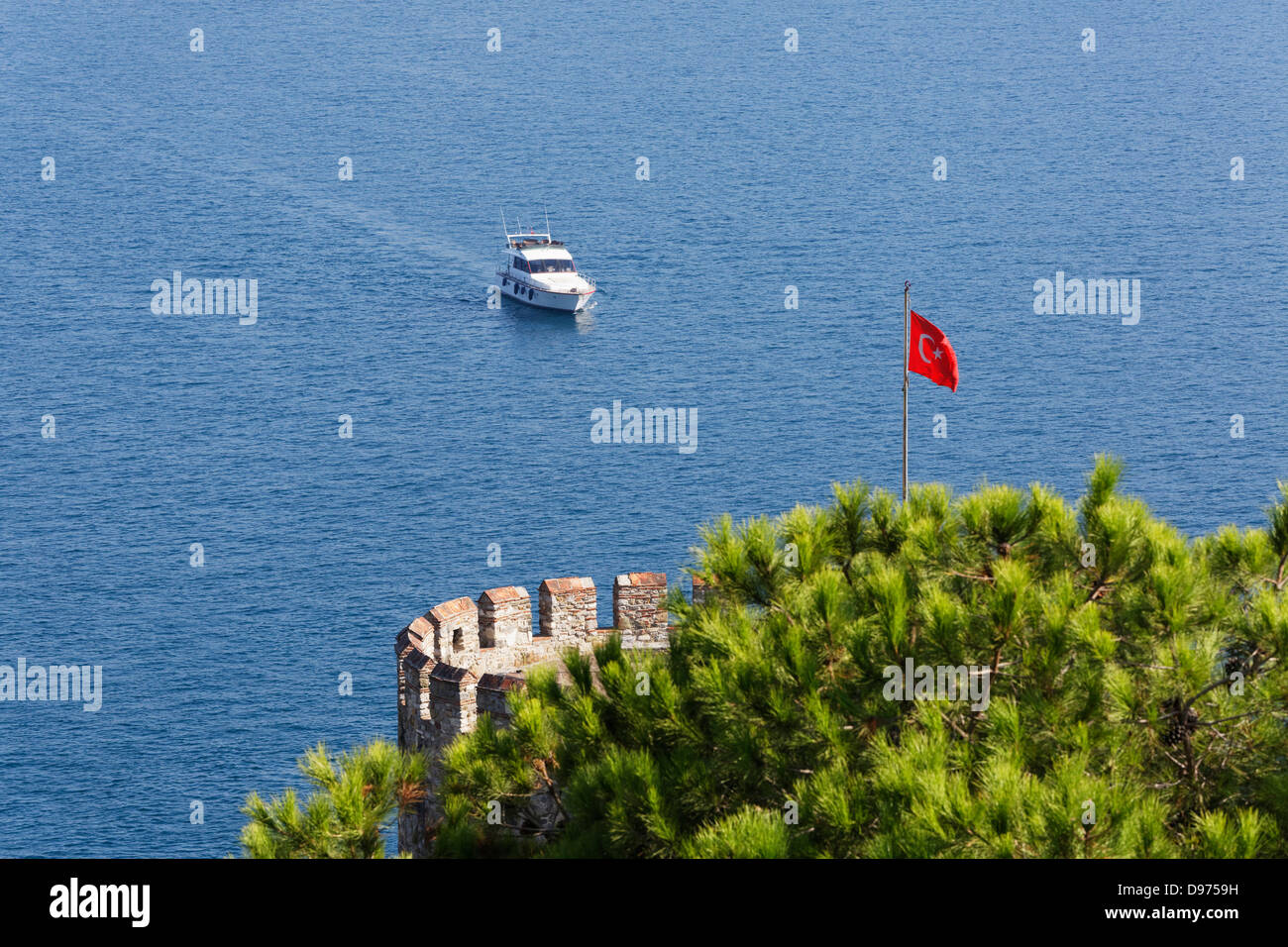 Türkei, Istanbul, Rumeli Festung und Boot am Bosporus Stockfoto