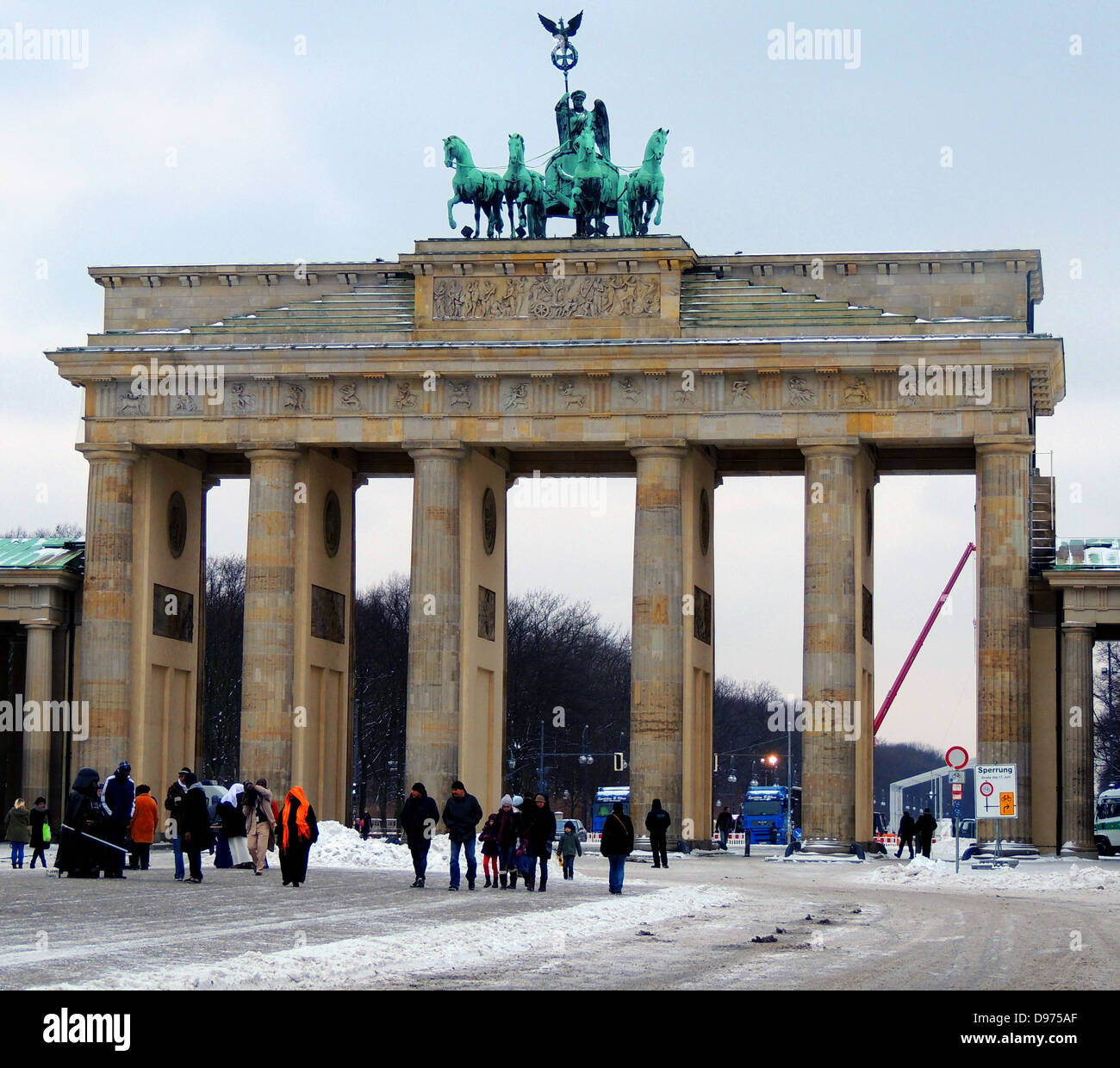 Brandenburger Tor, Berlin. Dies ist eine ehemalige Stadttor, umgebaut im späten 18. Jahrhundert als eine neoklassische Triumphbogen und einer Stockfoto