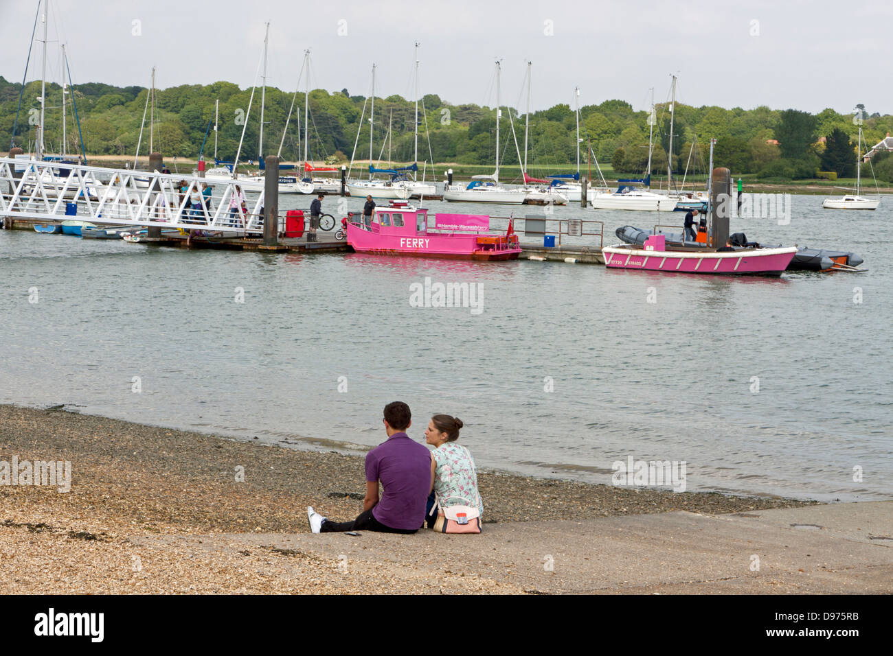 Paar genießt Hambles Yachthafen in Hampshire Stockfoto