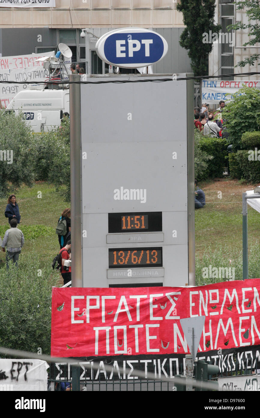 13. Juni 2013 Hauptquartier - Athen, Griechenland - Leute Protest außerhalb der besetzten griechischen öffentlichen ERT-TV und Radio in Athen nach einem Schock-Beschluss der Regierung, den staatlichen Rundfunk Betrieb mit sofortiger Wirkung beenden. Griechenlands ERT Fernseh- und Radiostationen wurden abrupt die Luft am 11. Juni und 2.700 Mitarbeiter suspendiert, nachdem die konservativ geführten Regierung den Sender gebrandmarkt abgenommen eine "Oase der öffentlichen Verschwendung" (Credit Bild: Aristidis Vafeiadakis/ZUMAPRESS.com ©) Stockfoto