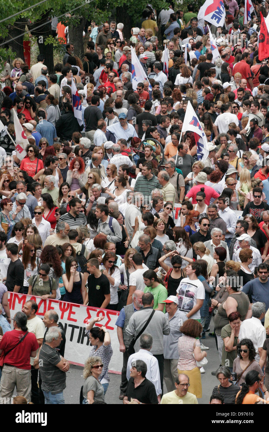 13. Juni 2013 Hauptquartier - Athen, Griechenland - Leute Protest außerhalb der besetzten griechischen öffentlichen ERT-TV und Radio in Athen nach einem Schock-Beschluss der Regierung, den staatlichen Rundfunk Betrieb mit sofortiger Wirkung beenden. Griechenlands ERT Fernseh- und Radiostationen wurden abrupt die Luft am 11. Juni und 2.700 Mitarbeiter suspendiert, nachdem die konservativ geführten Regierung den Sender gebrandmarkt abgenommen eine "Oase der öffentlichen Verschwendung" (Credit Bild: Aristidis Vafeiadakis/ZUMAPRESS.com ©) Stockfoto