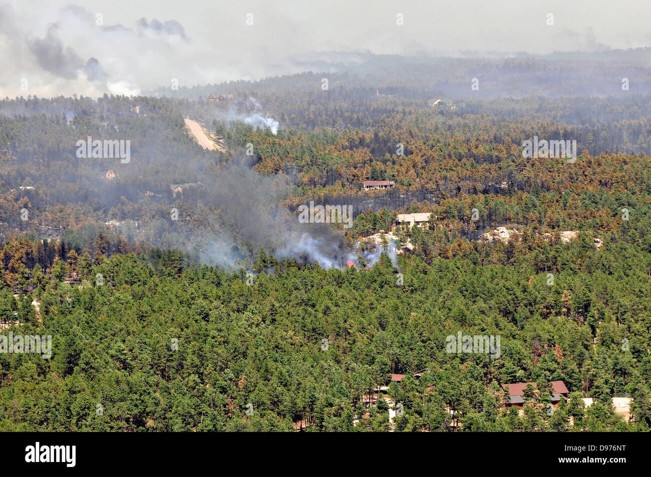 Eine Luftaufnahme der Schwarzwald Waldbrände bedrohen Häuser 12. Juni 2013 in El Paso County, Colorado. Mehr als 100 Häuser haben im Feuer südlich von Colorado Springs, CO verbrannt. Stockfoto