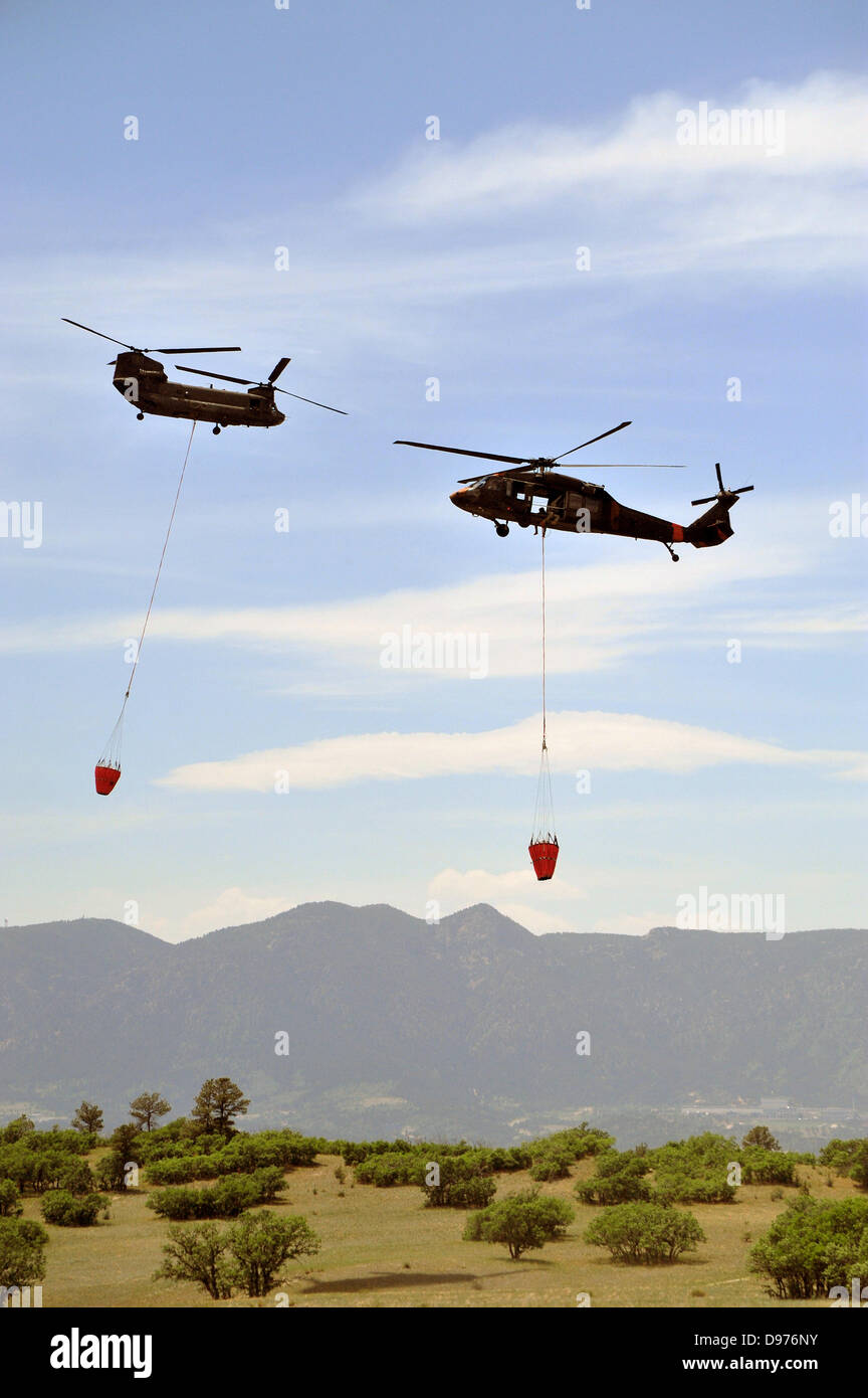 US-Nationalgarde UH-60 Black Hawks und CH-47 Chinook Hubschrauber transportieren Wasser, bei der die Schwarzwälder Löschangriff 12. Juni 2013 in El Paso County, Colorado. Mehr als 100 Häuser haben im Feuer südlich von Colorado Springs, CO verbrannt. Stockfoto