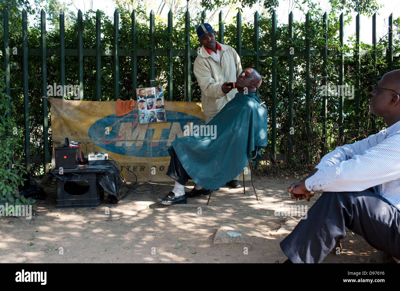 <p>Robert Shitlhango 36 wurde Barbier 10 Jahre, die er Salon gegenüber Benmore Gardens Mall in Sandton Johannesburg er einrichtet Stockfoto