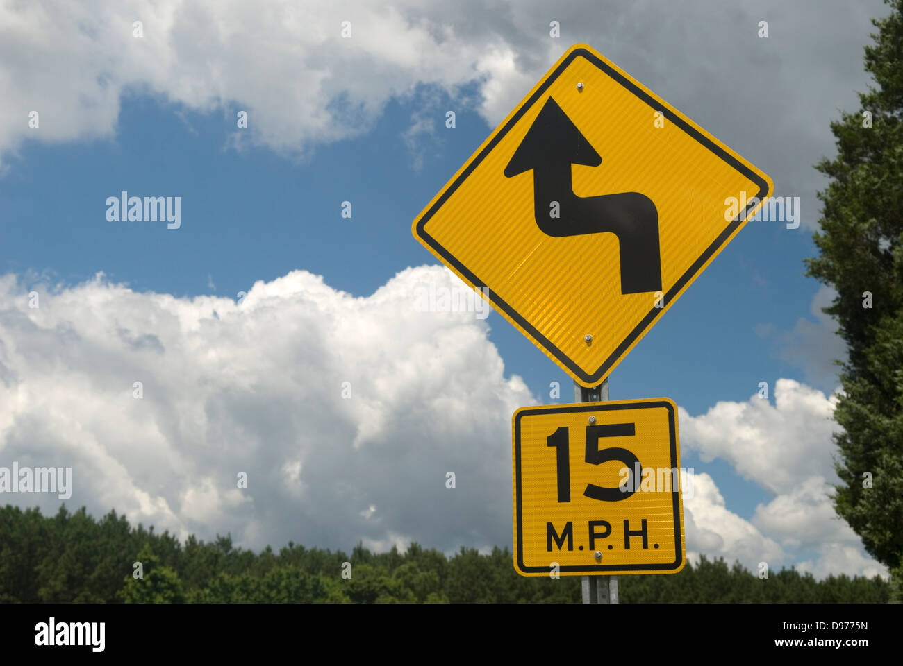 15 km/h Höchstgeschwindigkeit auf scharfe Kurve Zeichen USA Stockfoto