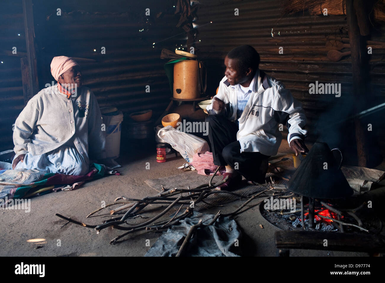 Phineas Molwantwa 51 chattet, Cousine Siramanasha in der Küche nach Hause Norden Polokwane Phineas ist Straßenfotograf in Polokwane Stockfoto
