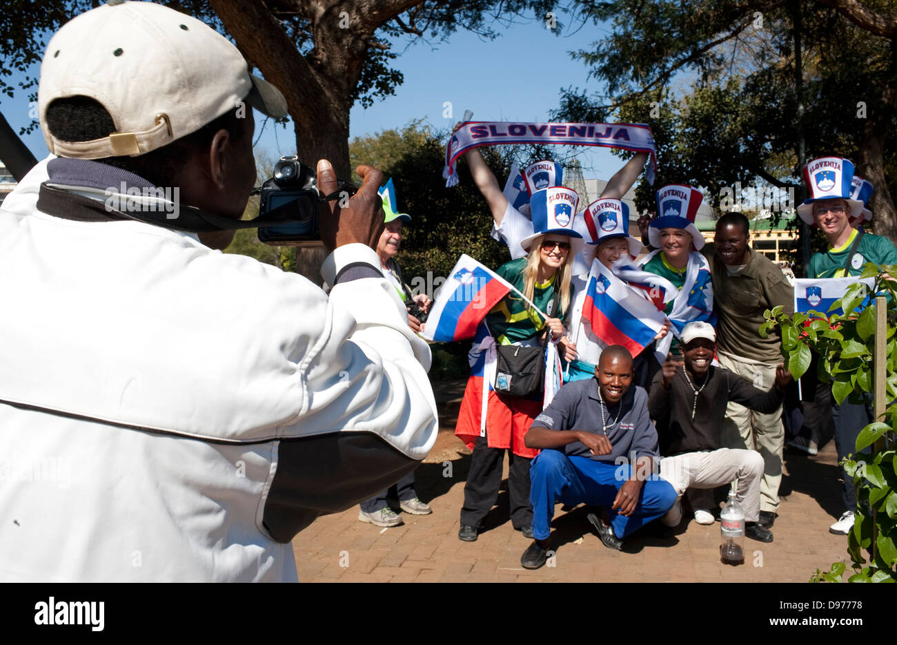 51-j hrige Fotograf braucht Phineas Molwantwa Foto Fußball-Fans in Polokwane Fan Park Phineas freut sich sehr, dass ein 2010 Stockfoto