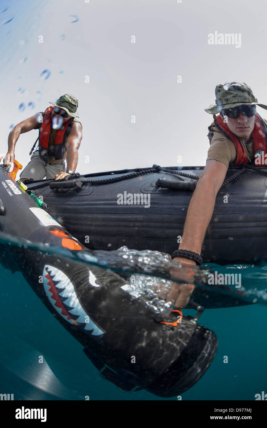 US Navy Matrosen mit der Naval Oceanography Mine Warfare Center bereitstellen eine unbemannte Unterwasserfahrzeuges als Teil einer Übung 18. Mai 2013 in das Arabische Meer nach Minen suchen. Stockfoto