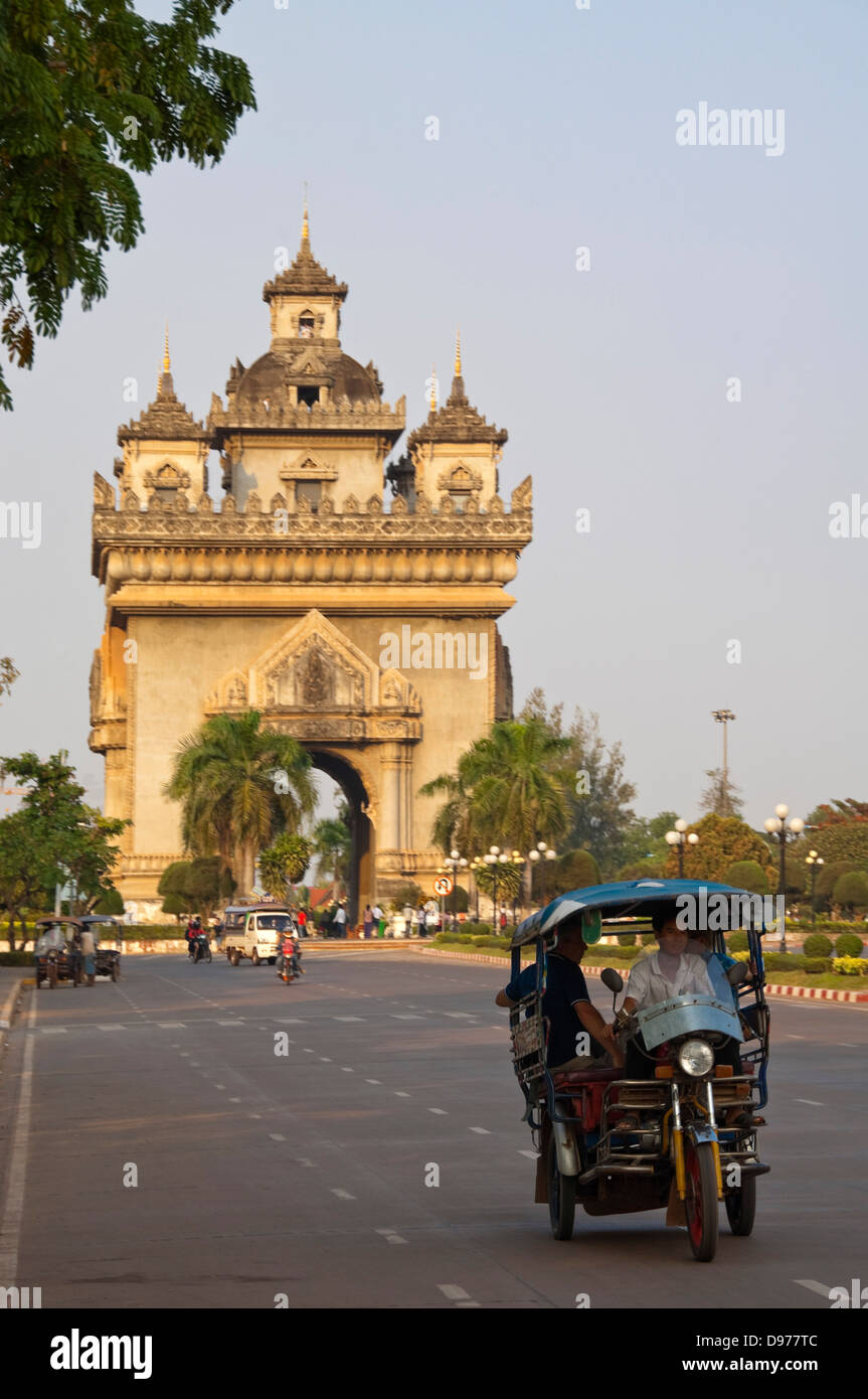 Vertikale Blick auf das Siegestor oder Patuxai in zentralen Vientiane mit einem Tuk-Tuk Fahrt übergeben. Stockfoto