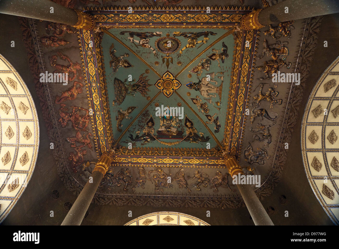 Horizontale Ansicht der verzierten Decke im Inneren des Siegestor oder Patuxai in zentralen Vientiane. Stockfoto