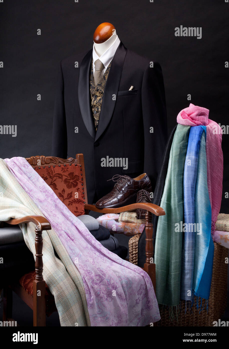 Männer Anzug auf Mannequin und Tücher in Schneiderei Stockfoto