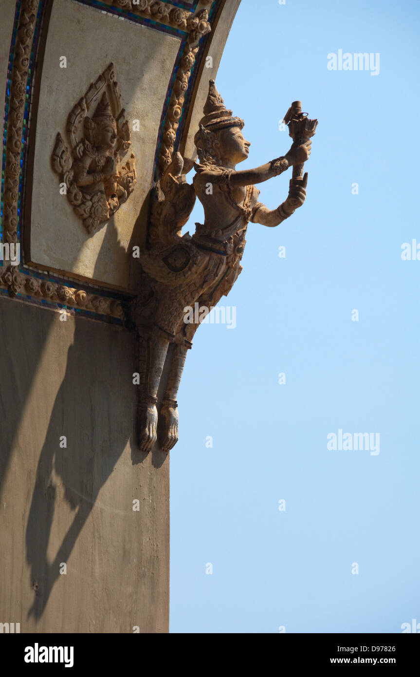 Vertikale Nahaufnahme eines der Statuen schmücken das Siegestor oder Patuxai in zentralen Vientiane an einem sonnigen Tag. Stockfoto