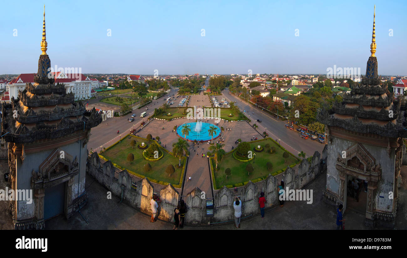 Horizontalen Panorama (3 Bild Heftung) Blick vom Siegestor oder Patuxai in zentralen Vientiane an einem sonnigen Abend. Stockfoto